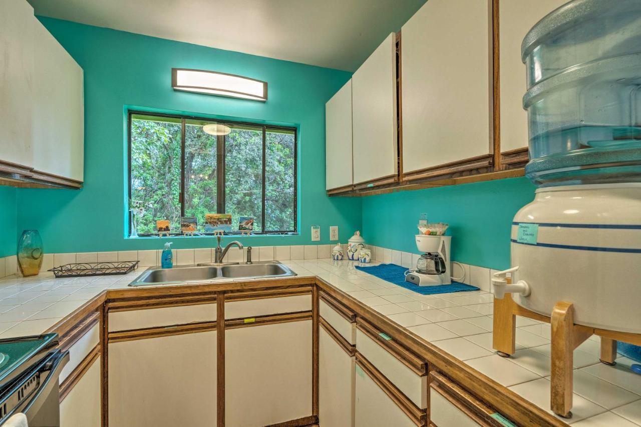 Peaceful Abode With Deck, 13 Mi To Black Sand Beach! Naalehu Екстериор снимка