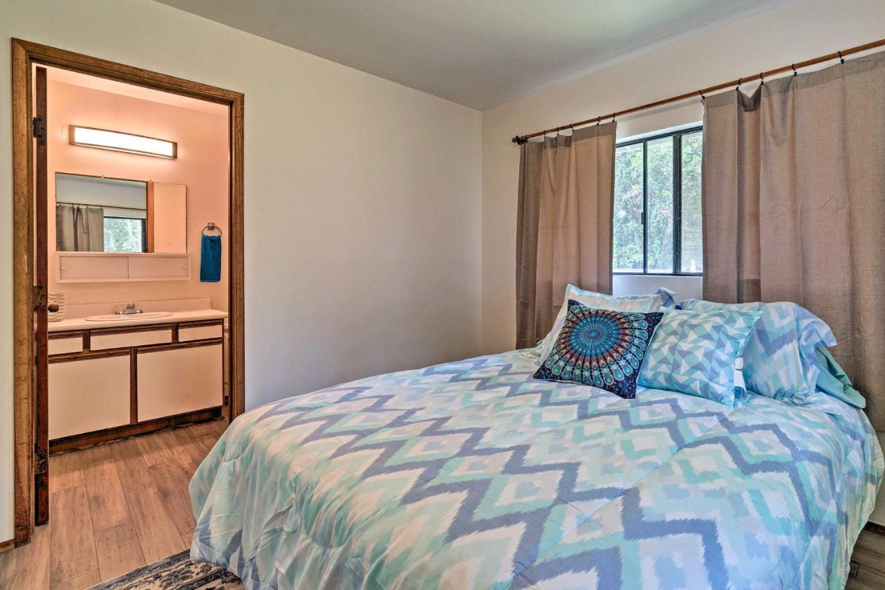 Peaceful Abode With Deck, 13 Mi To Black Sand Beach! Naalehu Екстериор снимка