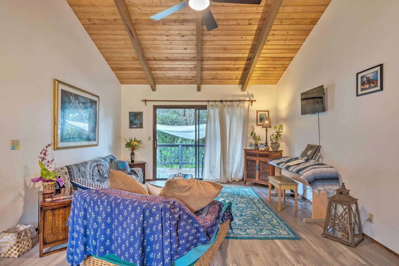 Peaceful Abode With Deck, 13 Mi To Black Sand Beach! Naalehu Екстериор снимка