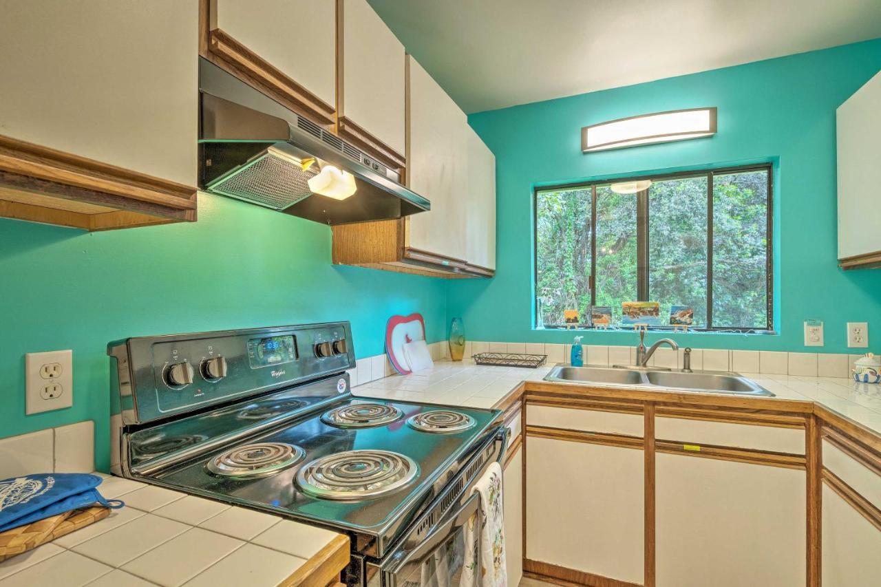 Peaceful Abode With Deck, 13 Mi To Black Sand Beach! Naalehu Екстериор снимка