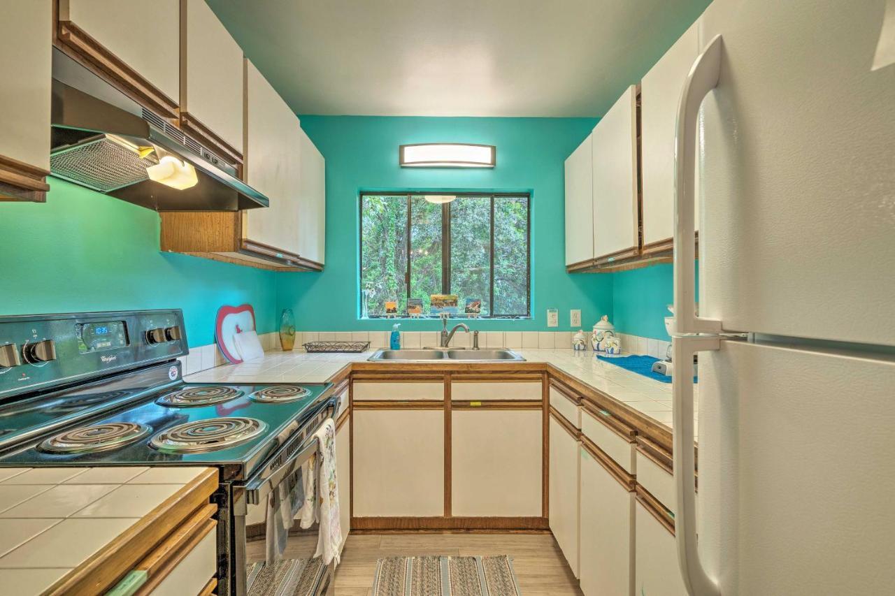 Peaceful Abode With Deck, 13 Mi To Black Sand Beach! Naalehu Екстериор снимка