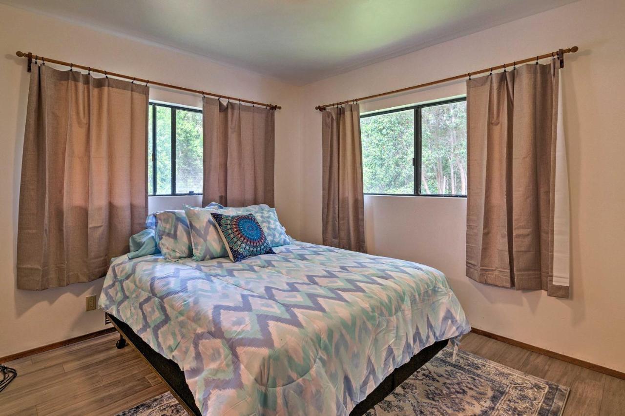 Peaceful Abode With Deck, 13 Mi To Black Sand Beach! Naalehu Екстериор снимка